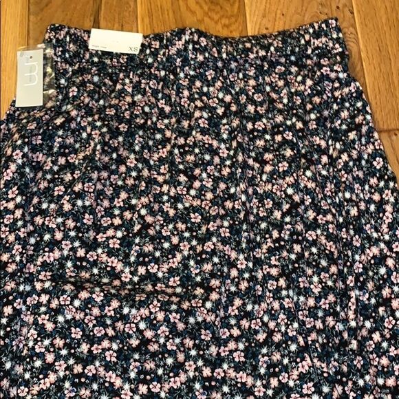 NWT Dark Floral button down mini skirt. Size XS - Picture 7 of 9